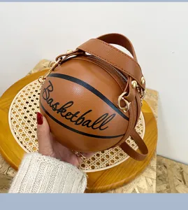 Detailansicht einer kreativen braunen Basketball-Umhängetasche aus strukturiertem Leder.