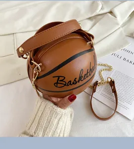 Kreative Basketball Form PU Leder Umhängetasche mit goldener Metallkette Detailansicht Damen