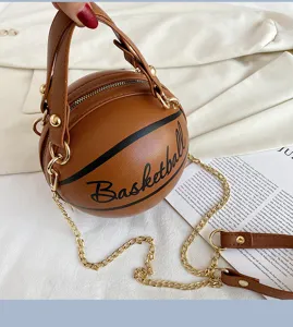 Detailansicht einer kreativen Basketball Umhaengetasche, modische PU Leder Damentasche.