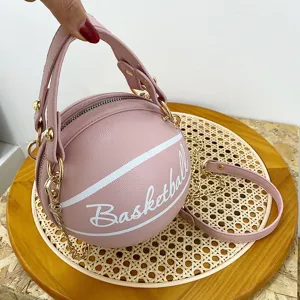 Rosa Basketball Handtasche mit goldenem Kettengurt, stylische kreative Umhängetasche.