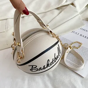 Nahaufnahme einer kreativen Basketball Handtasche mit einzigartigem Kugeldesign und eleganter Kette.