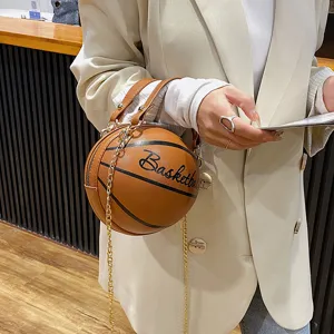 Nahaufnahme der stylischen basketballformigen Umhängetasche mit goldener Kette aus Kunstleder.