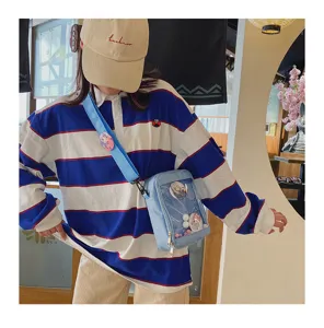 Bonita bolsa ita de anime japones con ventana transparente para alfileres y pines decorativos.