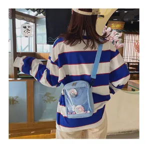 Bolso bandolera kawaii estilo japonés transparente Ita bag con insignias y muñecas de anime.
