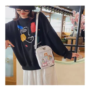 Vista detallada de un bolso de hombro transparente estilo japonés con chapas y lindo diseño.