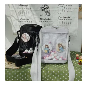 Bolsa ita de anime japonesa bonita bolso bandolera transparente con insignias y muñecos de peluche.