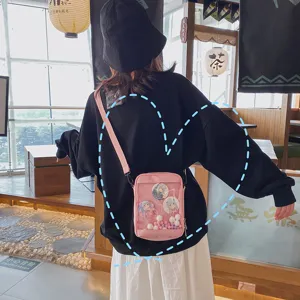 Bonito bolso cruzado transparente con insignias de anime y pompones de felpa de colores.