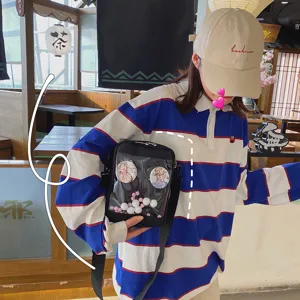 Bolso bandolera transparente de PVC estilo japonés ita bag con chapas de anime y peluches.