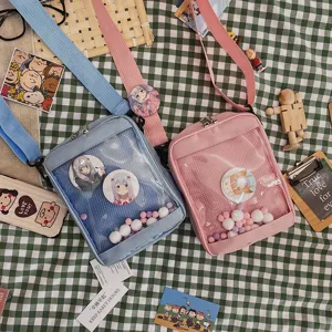 Bolso ita anime lindo estilo japones bandolera con ventana transparente pines y peluche