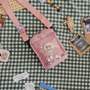 Lindo bolso ita rosa transparente de estilo japonés con insignias de anime y muñecas escolares