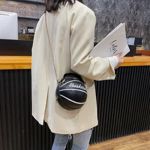 Modische Basketball Umhängetasche mit goldener Kette, stilvolle schwarze Schultertasche rund.
