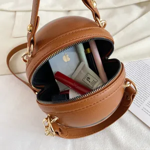 Nahaufnahme einer kreativen braunen Basketball-Handtasche mit Reißverschluss und Innenraum.