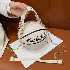 Detailansicht der weißen basketballförmigen Handtasche mit Metallkette und kreativem Design.