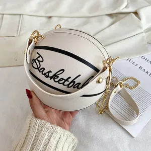 Neuheit Basketball Form Umhängetasche für Damen, stilvolle Leder Schultertasche mit Kette.