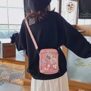 Bolso cruzado transparente rosa estilo japonés con insignias de anime y pompones, bolso de mano.