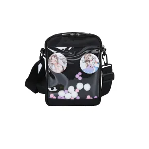 Vista detallada del bolso ita negro con ventana transparente, chapas anime y pompones.