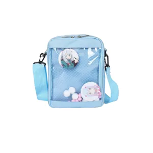 Detalle del bolso ita azul claro con ventana transparente y bonitos pines de personajes anime.