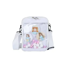 Lindo bolso ita japonés con ventana transparente, insignias de anime y detalles de peluche.