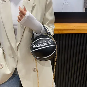 Nahaufnahme einer kreativen Basketball Umhängetasche mit Kette und modischem Print.