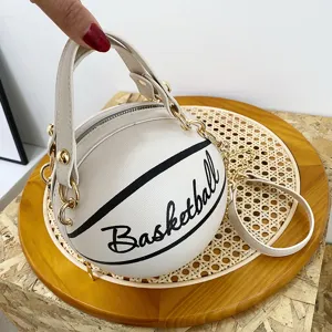 Stilvolle weiße Basketball Umhängetasche mit Kette für Damen Freizeit und Alltag.