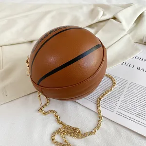 Detailaufnahme einer kreativen basketballfoermigen Umhaengetasche mit Kette aus Leder.