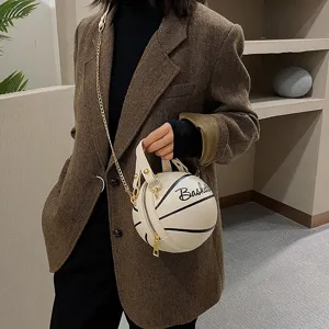 Einzigartige Basketball Form Umhängetasche, kreative PU Leder runde Handtasche mit Kette Detail.