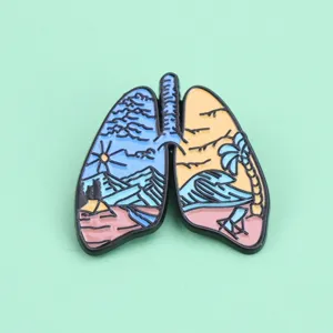 Creatieve longvormige metalen broche badge speld met landschap ontwerp, gedetailleerd overzicht.