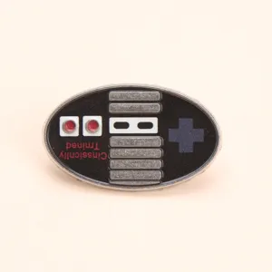 Spilla smaltata in metallo con controller per videogiochi retro badge da gioco regalo