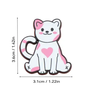 Gros plan de la jolie broche chat rose et blanche montrant des dimensions précises.