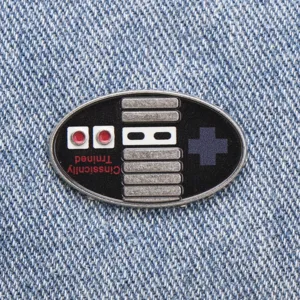 Spilla smaltata con controller per videogiochi retro, distintivo vintage per zaini.