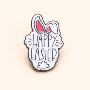 Primer plano detallado del lindo broche de esmalte de conejo con diseño de pascua.