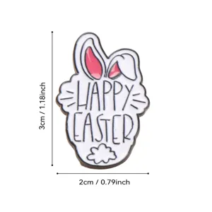 Primer plano de broche esmaltado conejito de Pascua, lindo pin metálico con texto festivo.