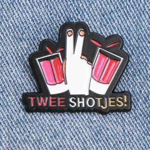 Nahaufnahme Detail des lustigen V-Zeichen Handgeste Emaillierter Anstecker Pin auf Jeansstoff.