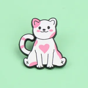 Jolie broche émaillée en métal chat cœur rose et blanc, belle vue rapprochée détaillée.