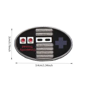 Spilla in metallo con controller di gioco retro, badge nostalgico per zaino gamer.