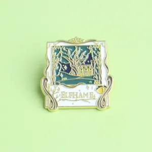 Close-up van de vintage sprookjes-emailbroche, met strakke metaallijnen en levendige details.