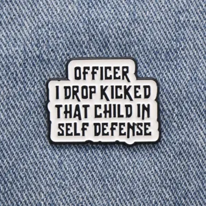 Vue détaillée du pin's émaillé à slogan amusant, badge en métal créatif pour veste en jean