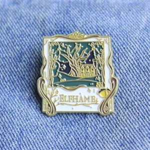Vintage sprookjeshuis geëmailleerde pin, gedetailleerde metalen badge voor tassen.
