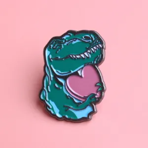 Simpatico distintivo in metallo smaltato con dinosauro carino che tiene un cuore rosa.