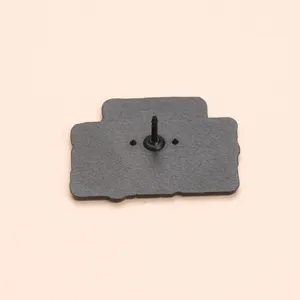 Vue arrière détaillée du badge émaillé en métal noir accessoire de veste construction robuste.