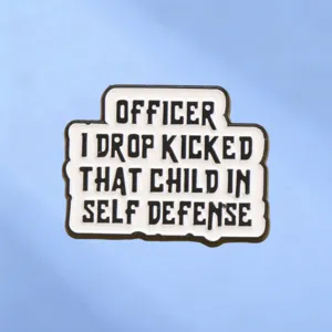 Broche en Émail Officer I Drop Kicked That Child In Self Defense Slogan Drôle Badge pour Veste Sac à Dos Accessoire