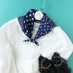 Schickes blau-weißes Seidentuch mit klassischen Punkten und Paisleymustern für Damen.