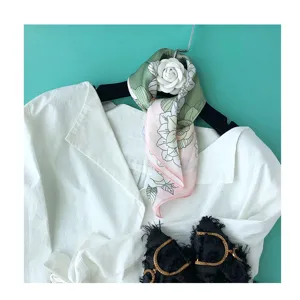 Seiden Schal mit blumenmuster kleiner quadratischer halstuch damen mode accessoire detail