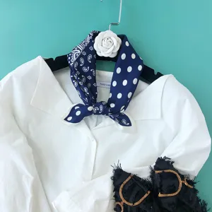 Blau-weiße Seidenschale mit Paisley- und Polka-Dot-Muster, elegantes Damen-Accessoire.