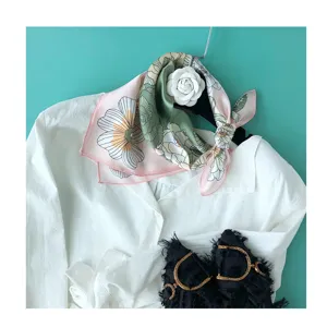 Seidenquadratschal mit elegantem Blumenmuster, Damen Mode Accessoire Detailansicht.