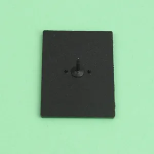 Detailansicht der Rückseite einer schwarzen Metallbrosche mit sicherem Stift und Pins.
