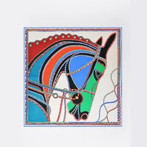 Nahaufnahme des Seiden-Quadrat-Tuchs mit lebendigem Reitsport-Pferdekopf-Druckdesign.