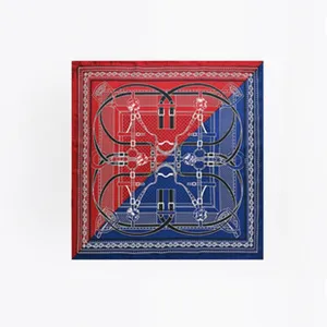 Luxus Seiden Quadrat Schal mit klassischem Reitsport Muster und handgerollten Kanten Stil.