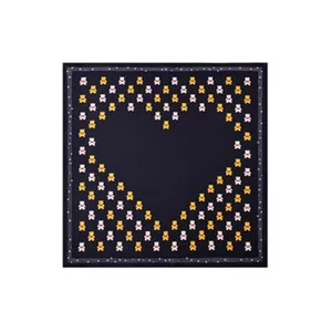 Seidenquadrat-Schal mit schickem Herz-Muster und zarten handgerollten Kanten für Damen.