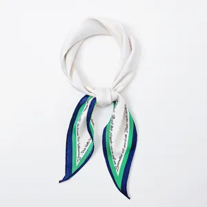 Elegante bufanda de seda estrecha con letras impresas, ideal para cuello o cabello.